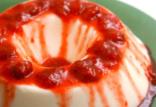 Flan de iogurte com geleia de morango fica muito bom