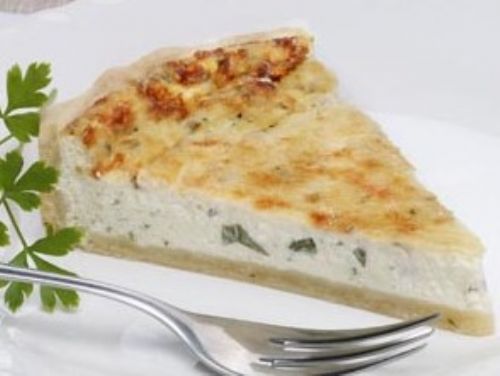 Quiche deliciosa mistura queijo, creme de ricota e ervas