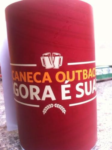 Promoo d caneca de chope a clientes na rede Outback