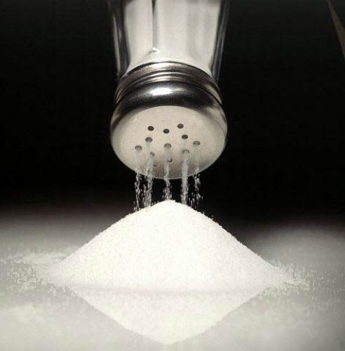 Brasileiro consome muito mais sal que o recomendado pela OMS 