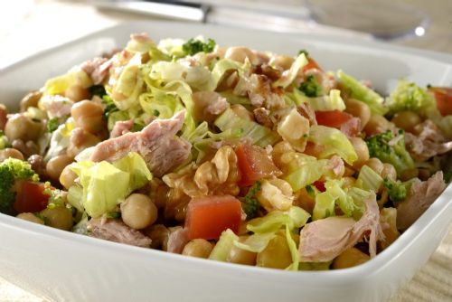 Salada tem o gro-de-bico para combinar com o atum