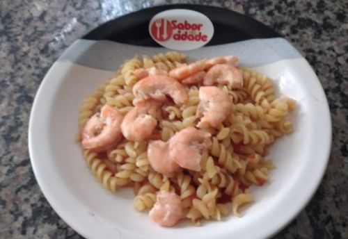 Macarro com camaro  delicioso num molho de tomate e toque de limo