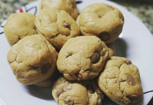 Marielza prepara os deliciosos cookies recheados