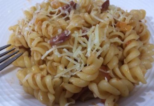 Macarro com linguia calabresa tem sabor marcante