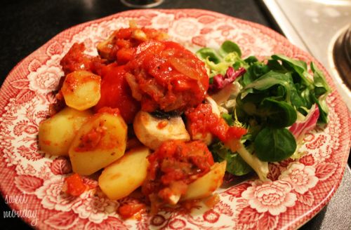 Batata e tomates combinam com cogumelos neste prato