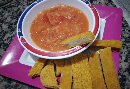 Prepare molho de tomate picante para nuggets ou frango frito