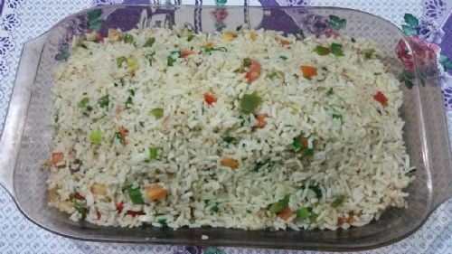 Aproveite o arroz cozido e misture com sardinha e legumes