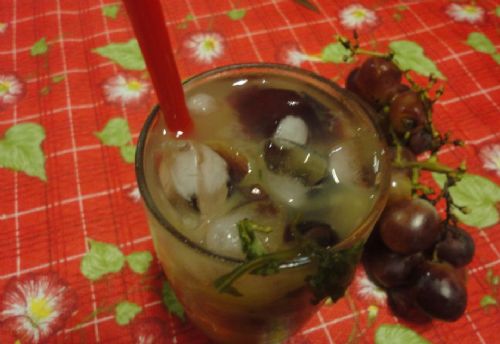 Veja como preparar uma deliciosa caipirinha de uva com manjerico