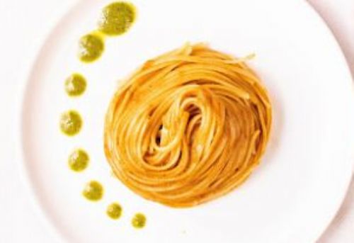 Espaguete  la Portofino combina massa longa e molho pesto