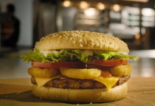 Whopper Costela pe a carne suna no cardpio do Burger King