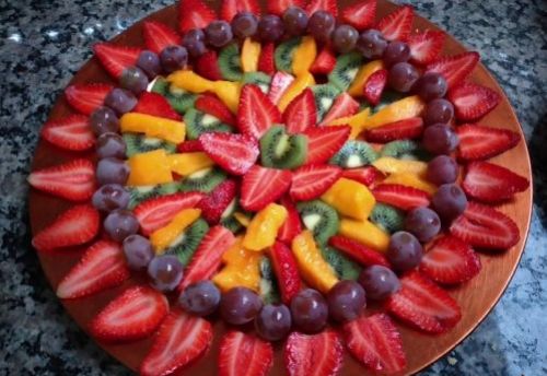 Bandeja de frutas é gostosa e dá colorido à mesa das festas