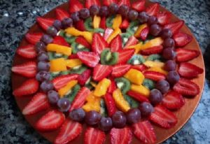 Bandeja de frutas é gostosa e dá colorido à mesa das festas